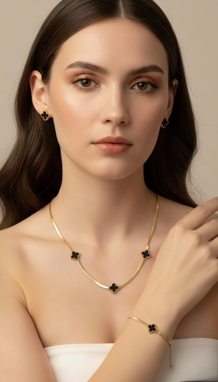 طقم ألامبرا الأسود من Van Cleef