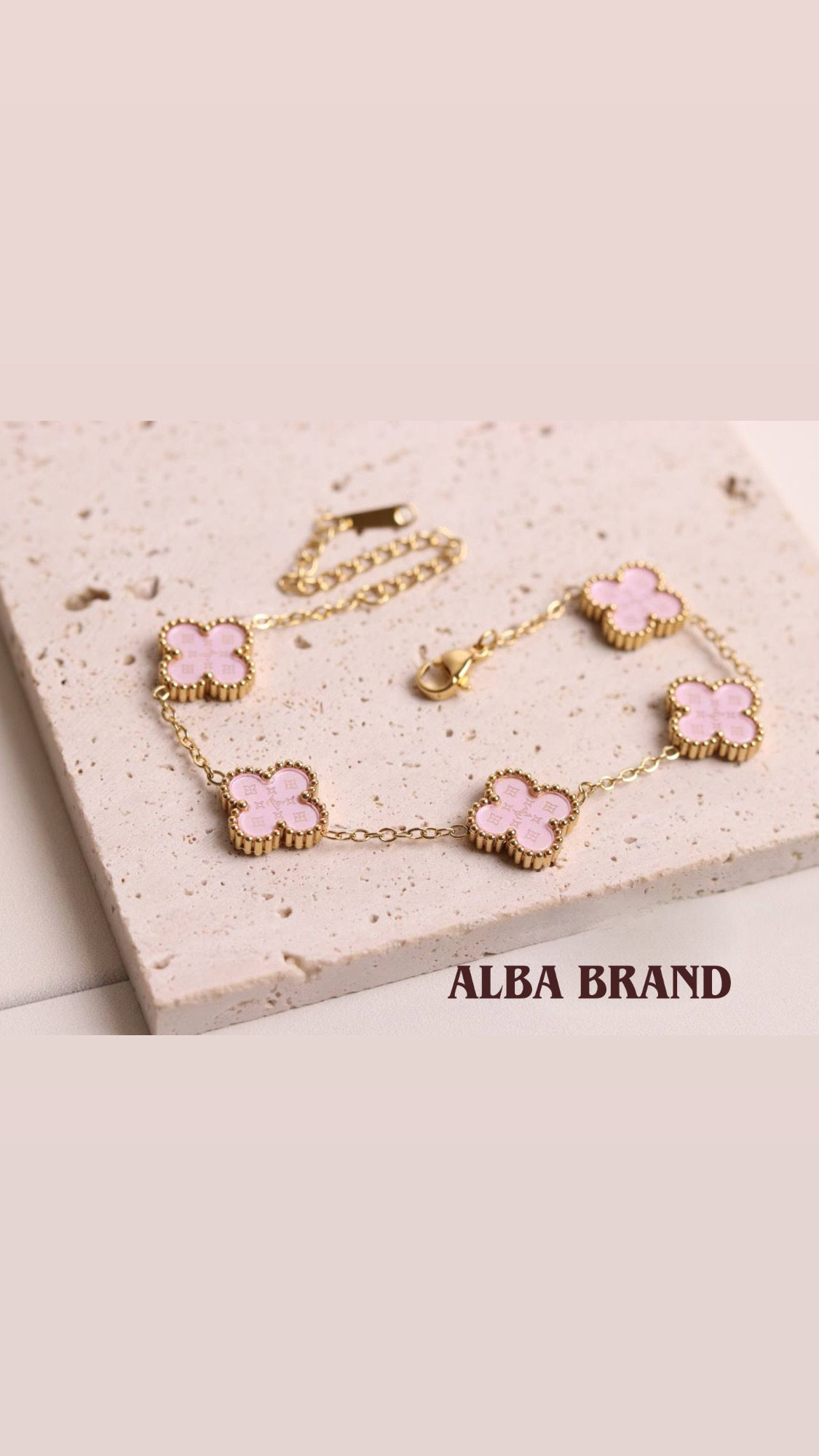 اسوارة فان كليف المزخرفة بالون البينك